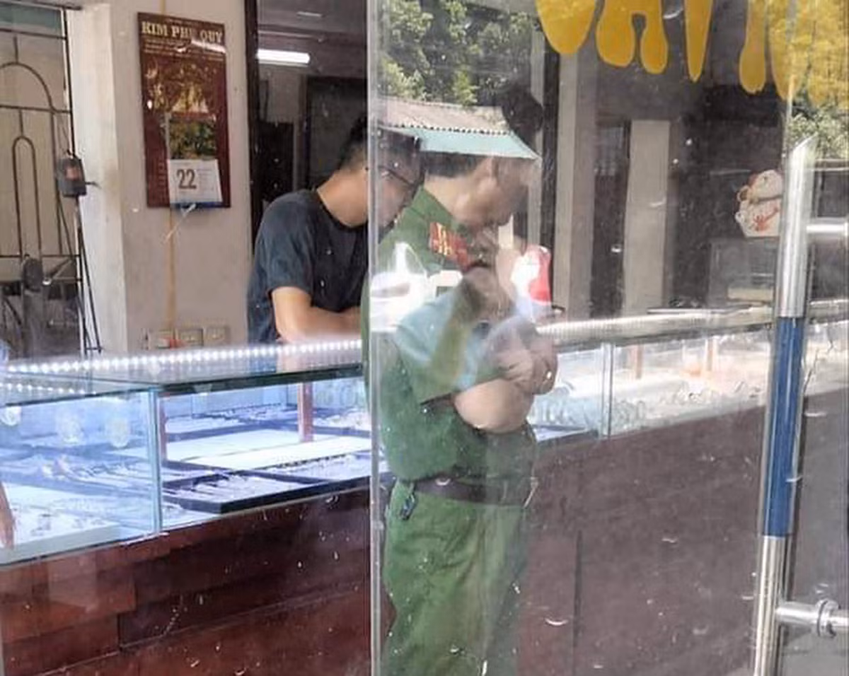 Xảy ra vụ cướp tiệm vàng chưa tới 1 phút -2