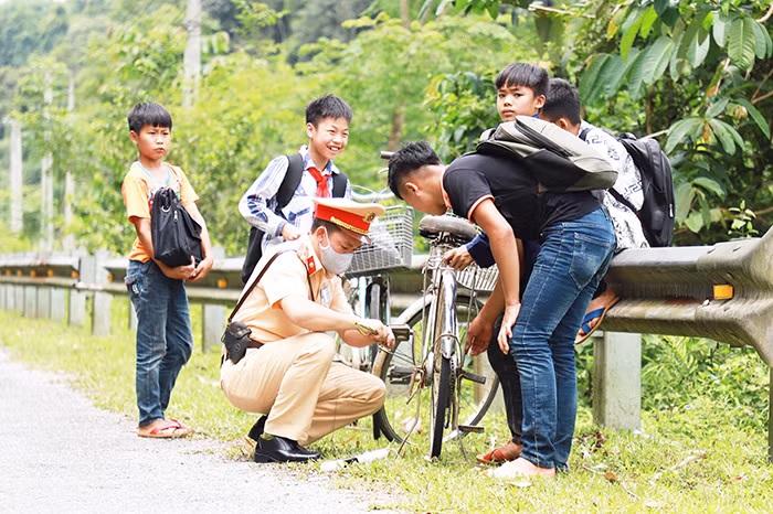 Sau mỗi bức ảnh là sự hy sinh thầm lặng -0