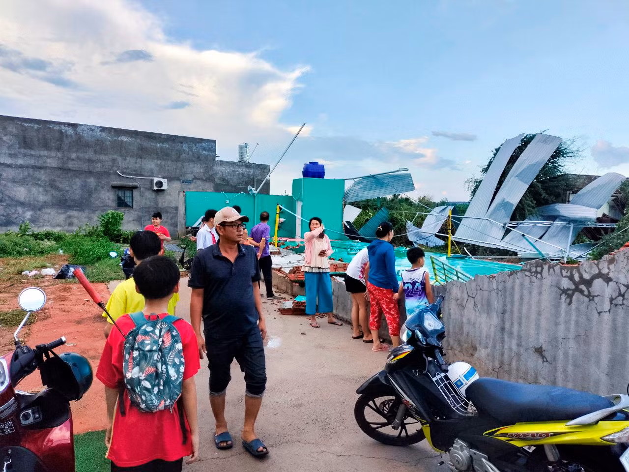 Mưa to, gió mạnh thổi sập sân tập cầu lông, nhiều em nhỏ thoát nạn -0