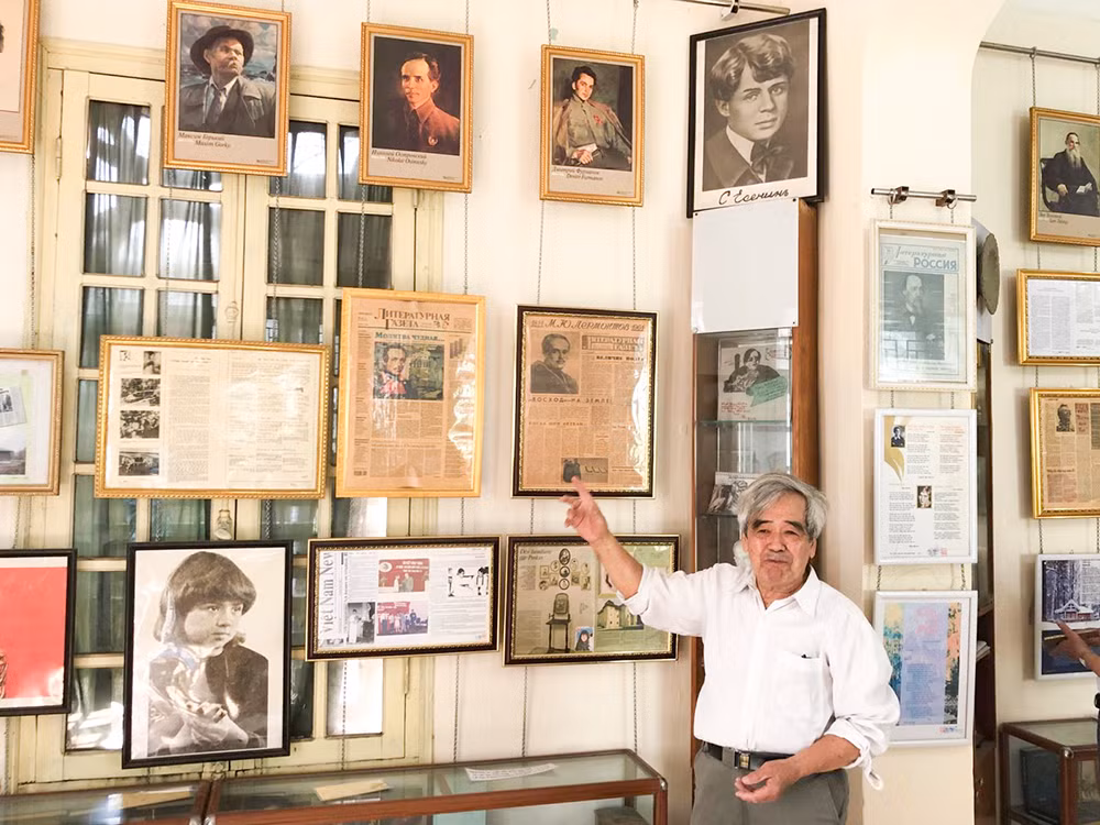không gian trưng bày văn học nga tại nhà lưu nnieemj của dịch giả thúy toàn.jpg -0