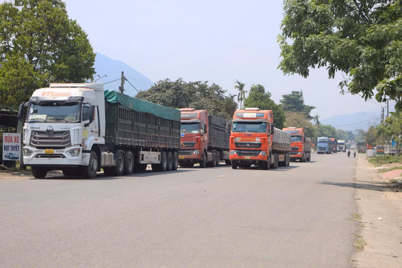 Nguy cơ tai nạn rình rập trên Quốc lộ 49 -0