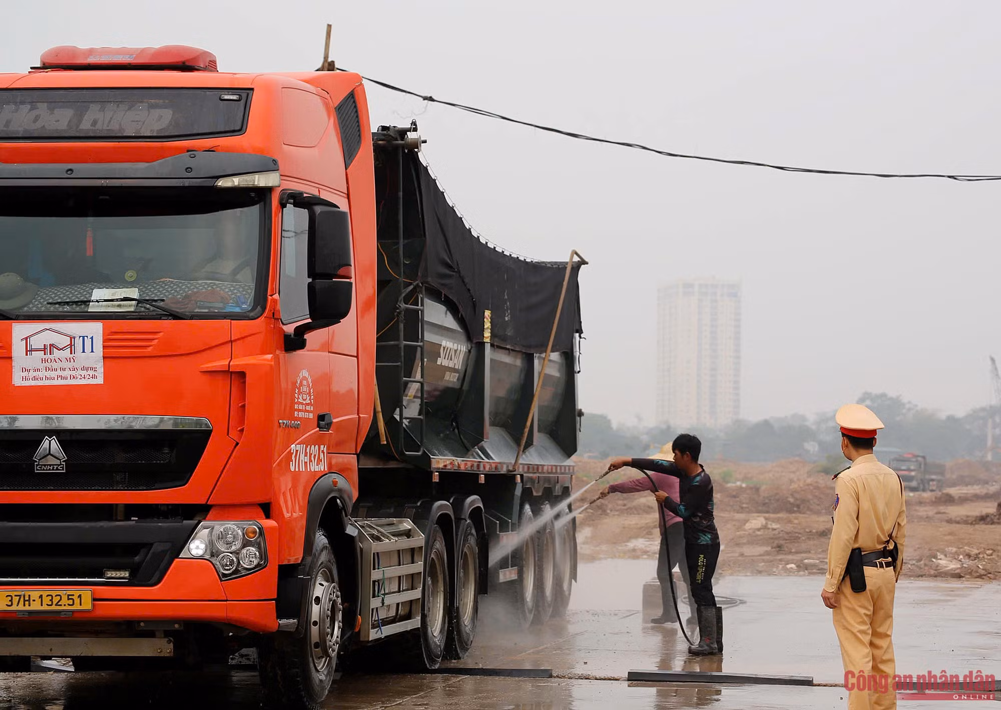CSGT Hà Nội vào công trường kiểm tra hơn 100 xe tải, ngăn rơi vãi bùn đất -0