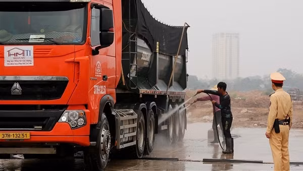 CSGT kiểm tra cả trăm xe tải ở công trường, ngăn ngừa nguy cơ mất ATGT