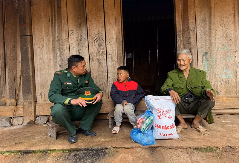 Cha nuôi dưới chân núi Pha Luông -0
