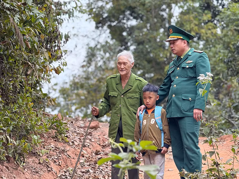 Cha nuôi dưới chân núi Pha Luông -0