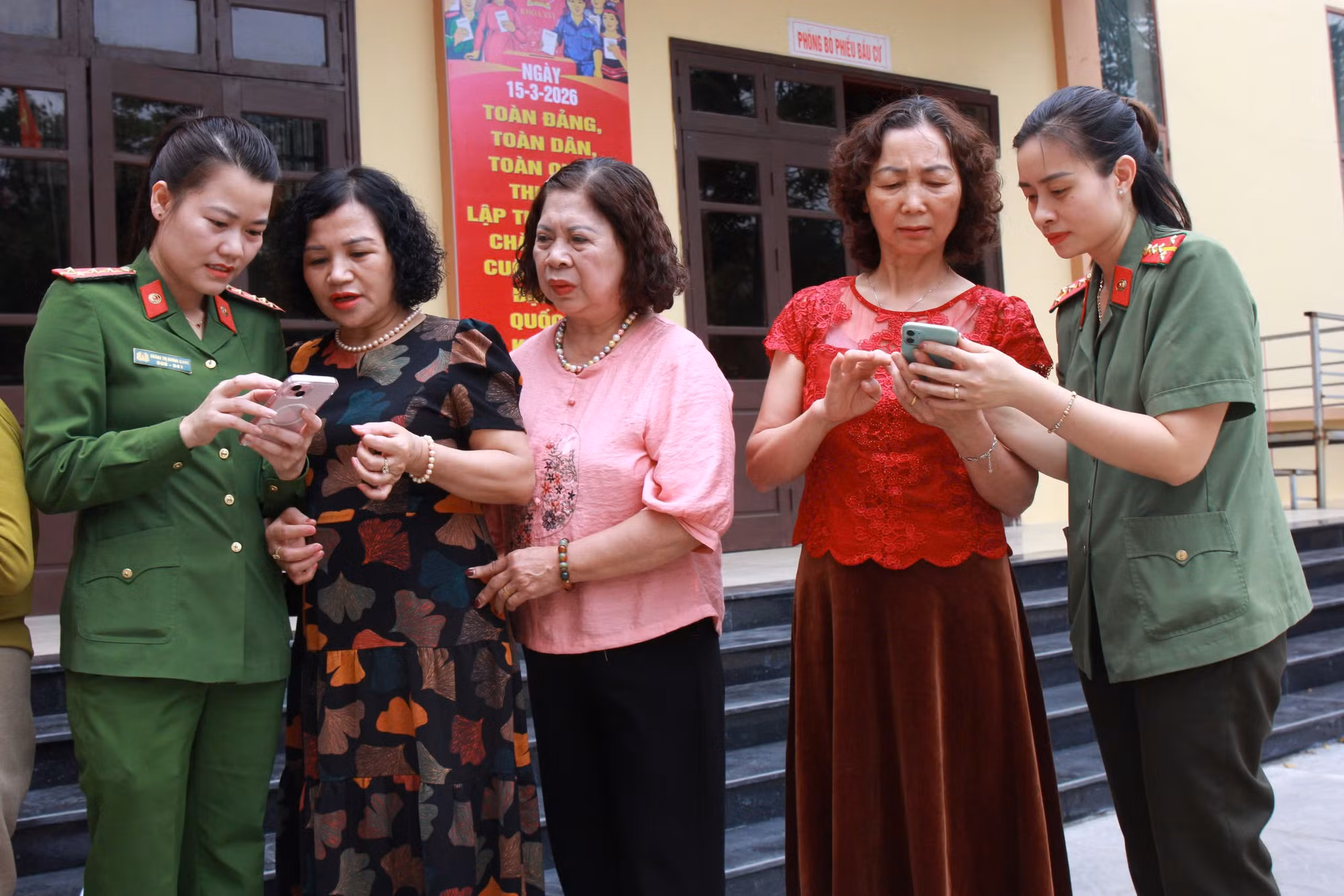  Ứng dụng công nghệ nâng cao hiệu quả phục vụ nhân dân -0
