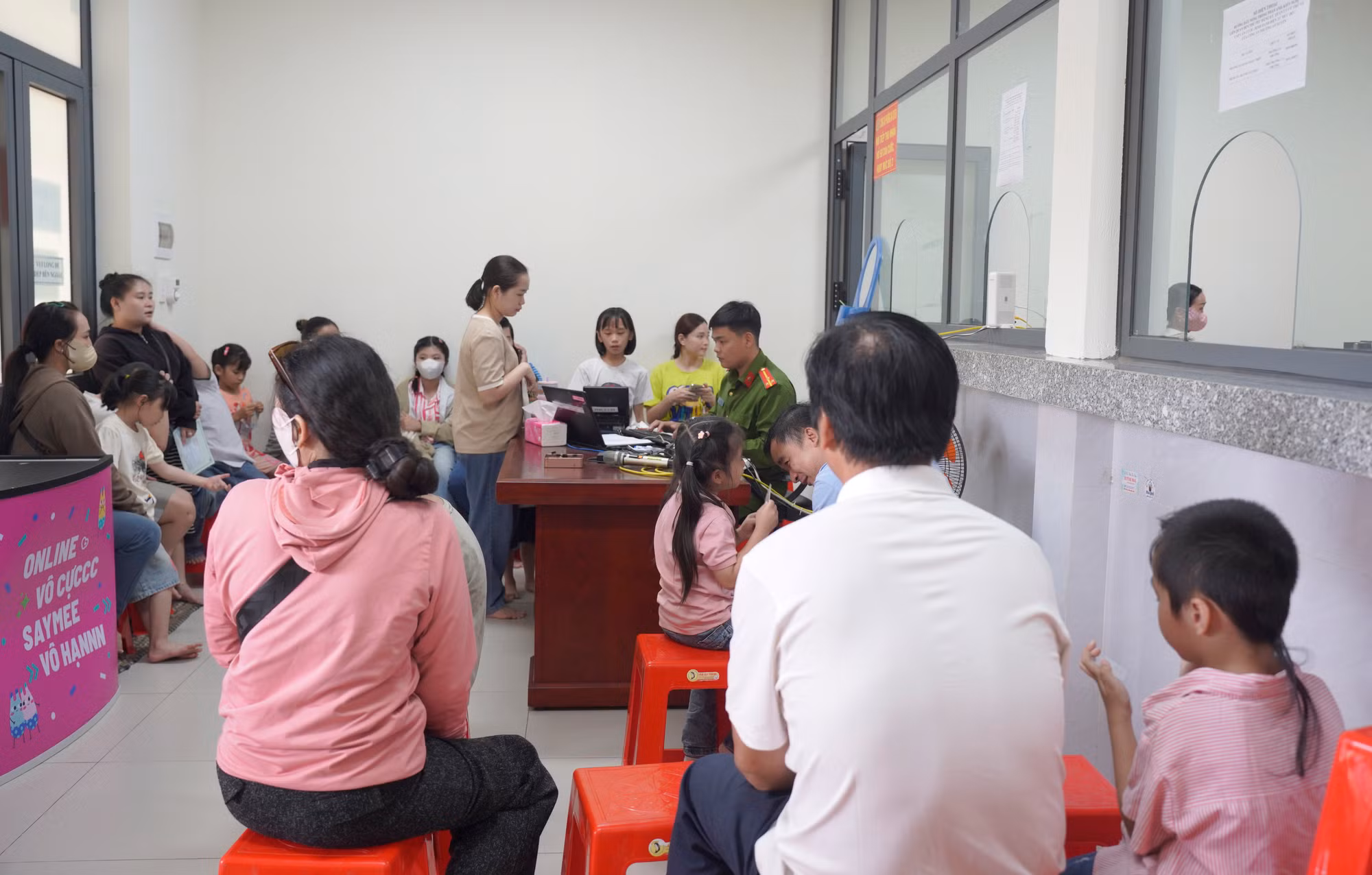 Công an phường ở Cà Mau cấp căn cước cho học sinh những ngày cuối tuần -0