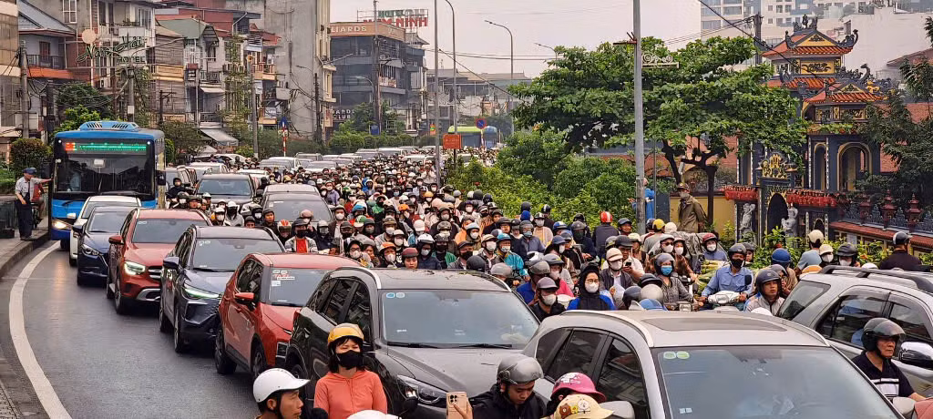 Cấm cầu Long Biên: Người dân chen chân vượt sông sang phố đi làm ngày đầu tuần -0