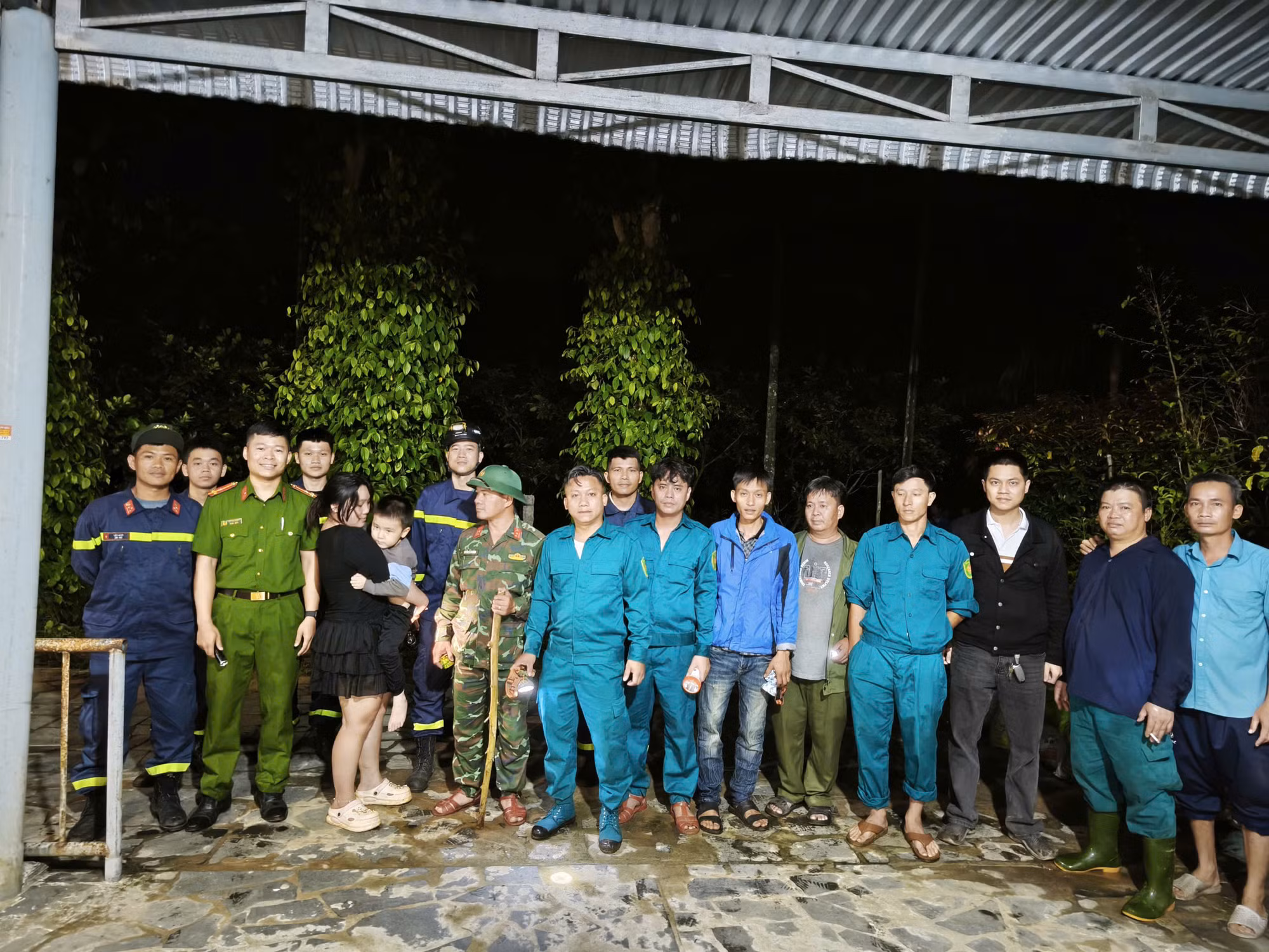 Công an xã phối hợp với lực lượng chức năng xuyên đêm tìm cháu bé 5 tuổi mất tích -0