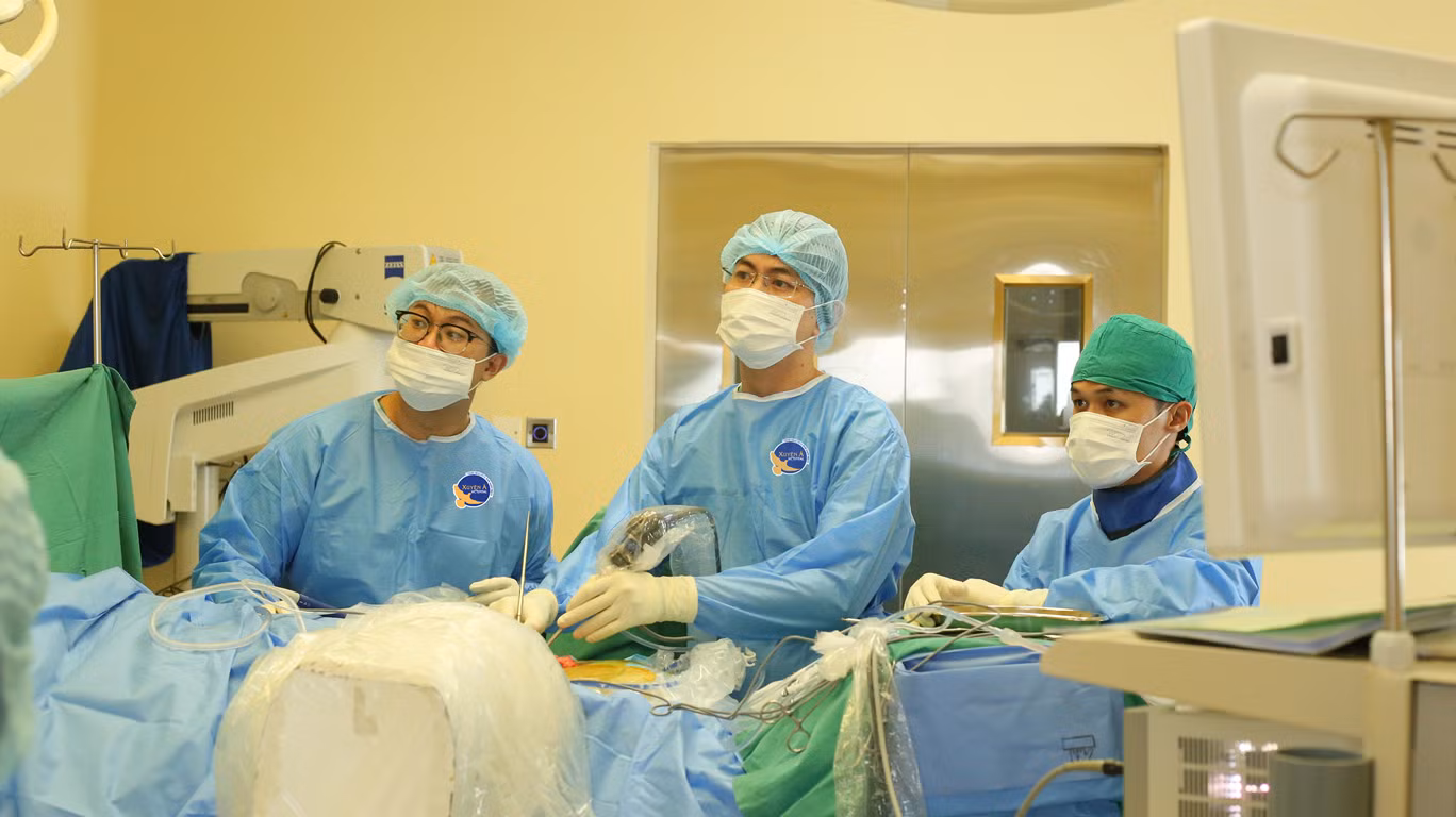 Nữ bệnh nhân bị dao đâm xuyên lưng: Cuộc giải cứu nghẹt thở từ 