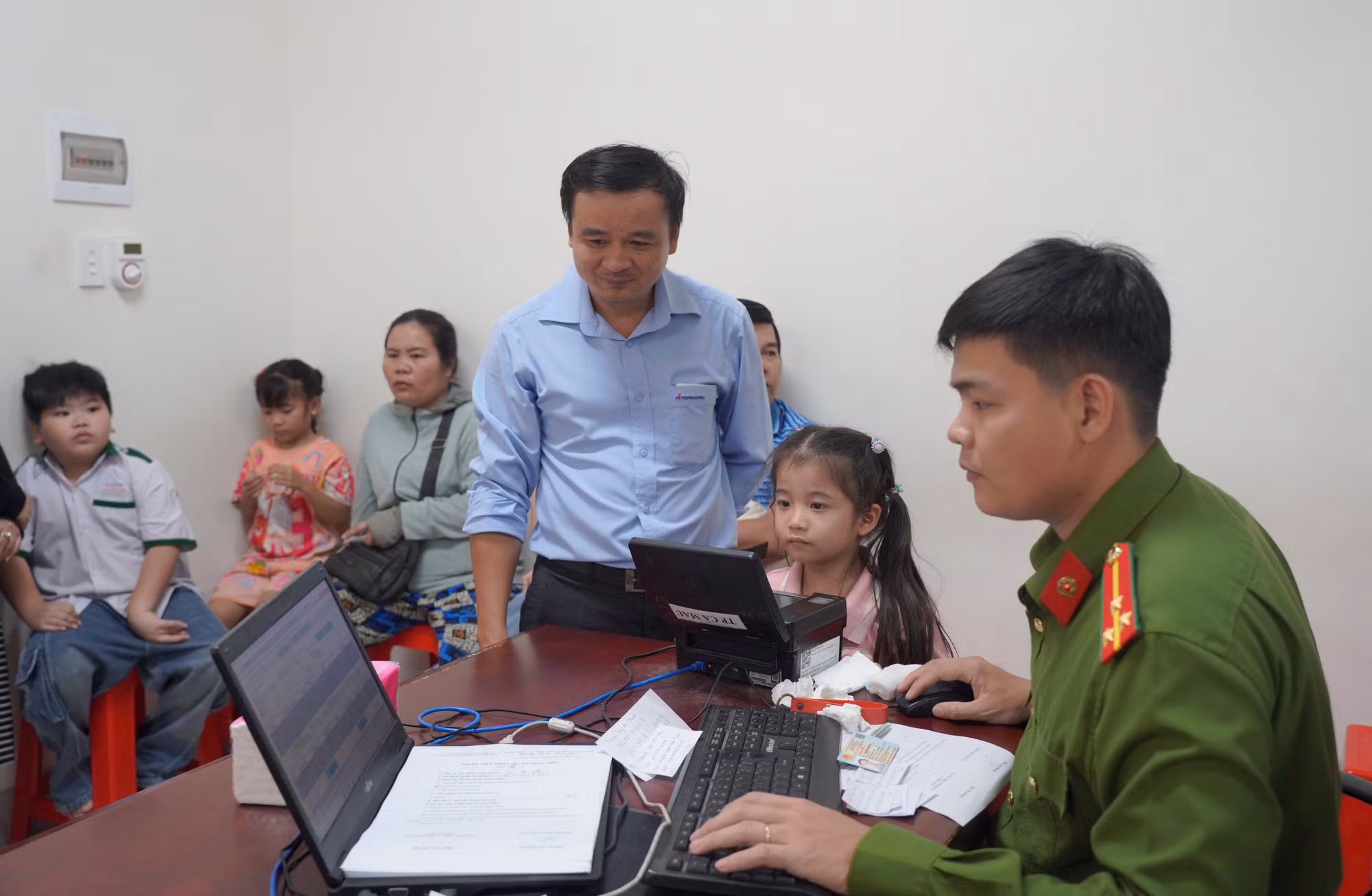 Công an phường ở Cà Mau cấp căn cước cho học sinh những ngày cuối tuần -0