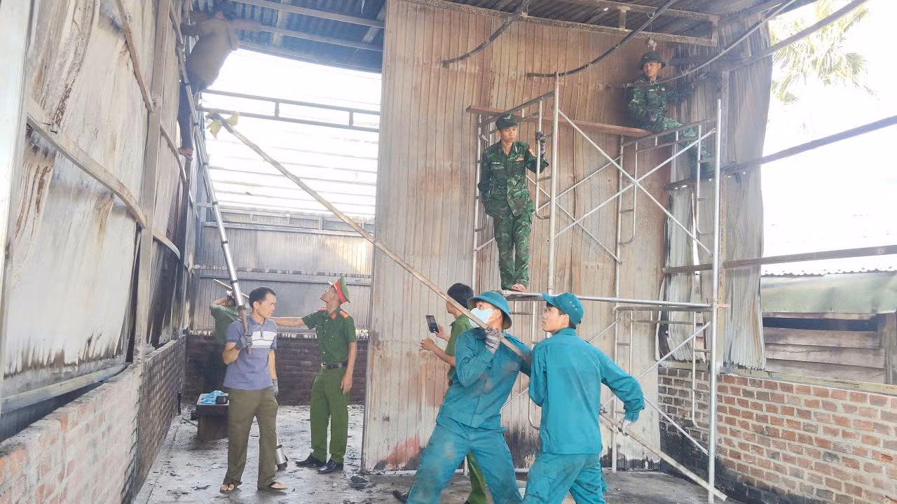 Công an, Bộ đội chung tay xây lại mái ấm cho gia đình bị hoả hoạn nơi vùng biên giới -0