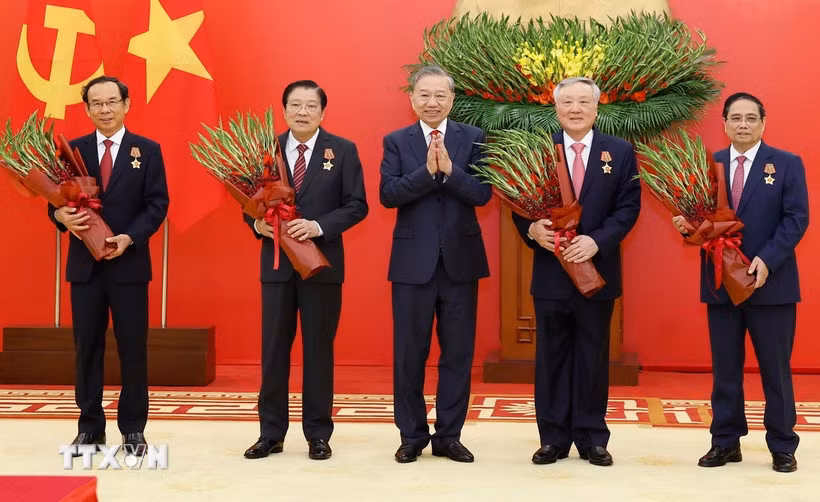 Trao Huân chương Quân công tặng các đồng chí lãnh đạo, nguyên lãnh đạo -0