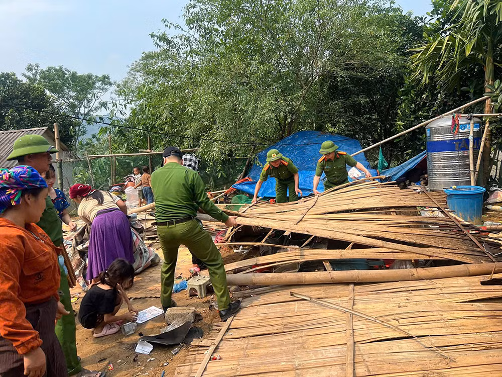 Lực lượng Công an sát cánh cùng người dân vượt qua thiên tai -0