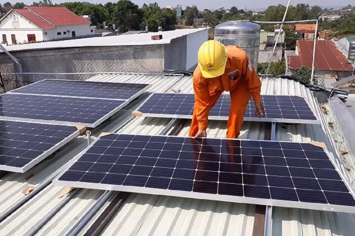 Thủ tướng yêu cầu tiết kiệm điện, thúc đẩy điện mặt trời mái nhà -0