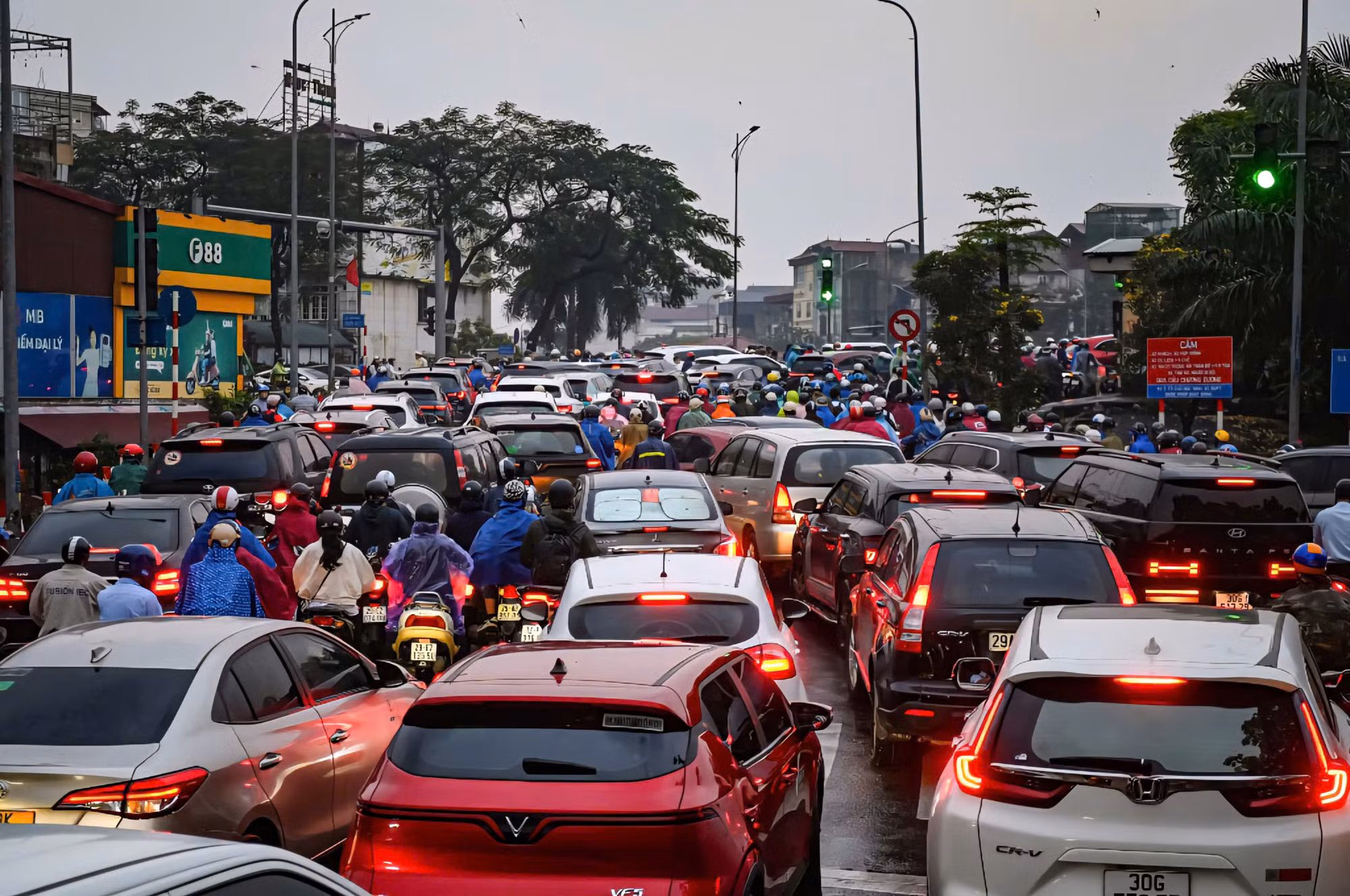 Cấm cầu Long Biên: Người dân chen chân vượt sông sang phố đi làm ngày đầu tuần -0