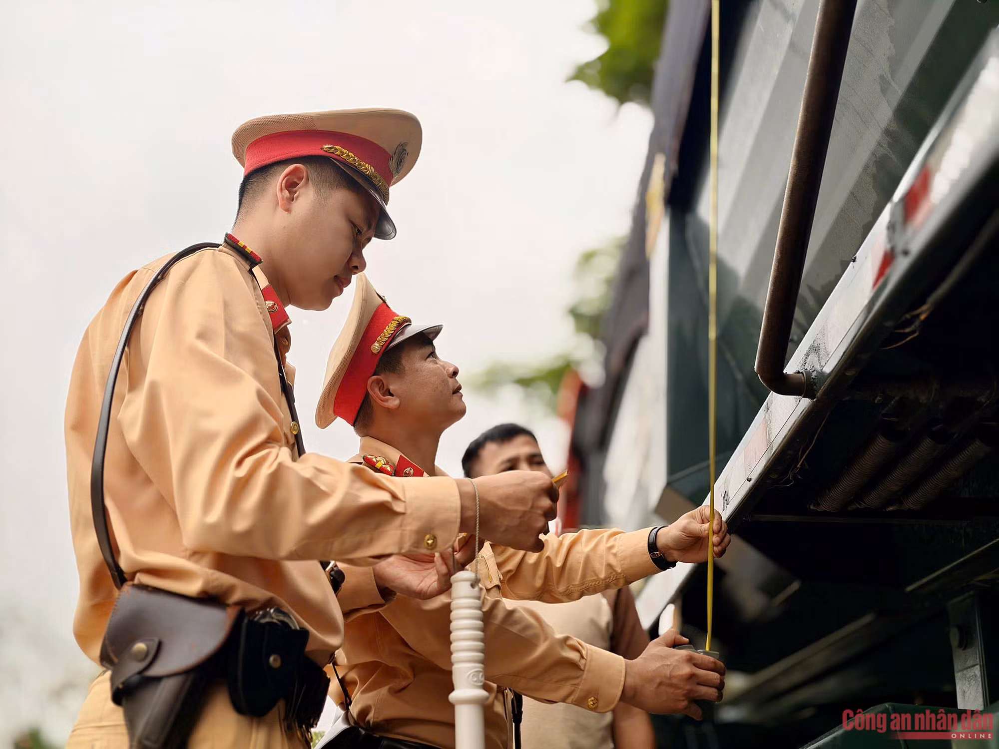 CSGT Hà Nội vào công trường kiểm tra hơn 100 xe tải, ngăn rơi vãi bùn đất -0