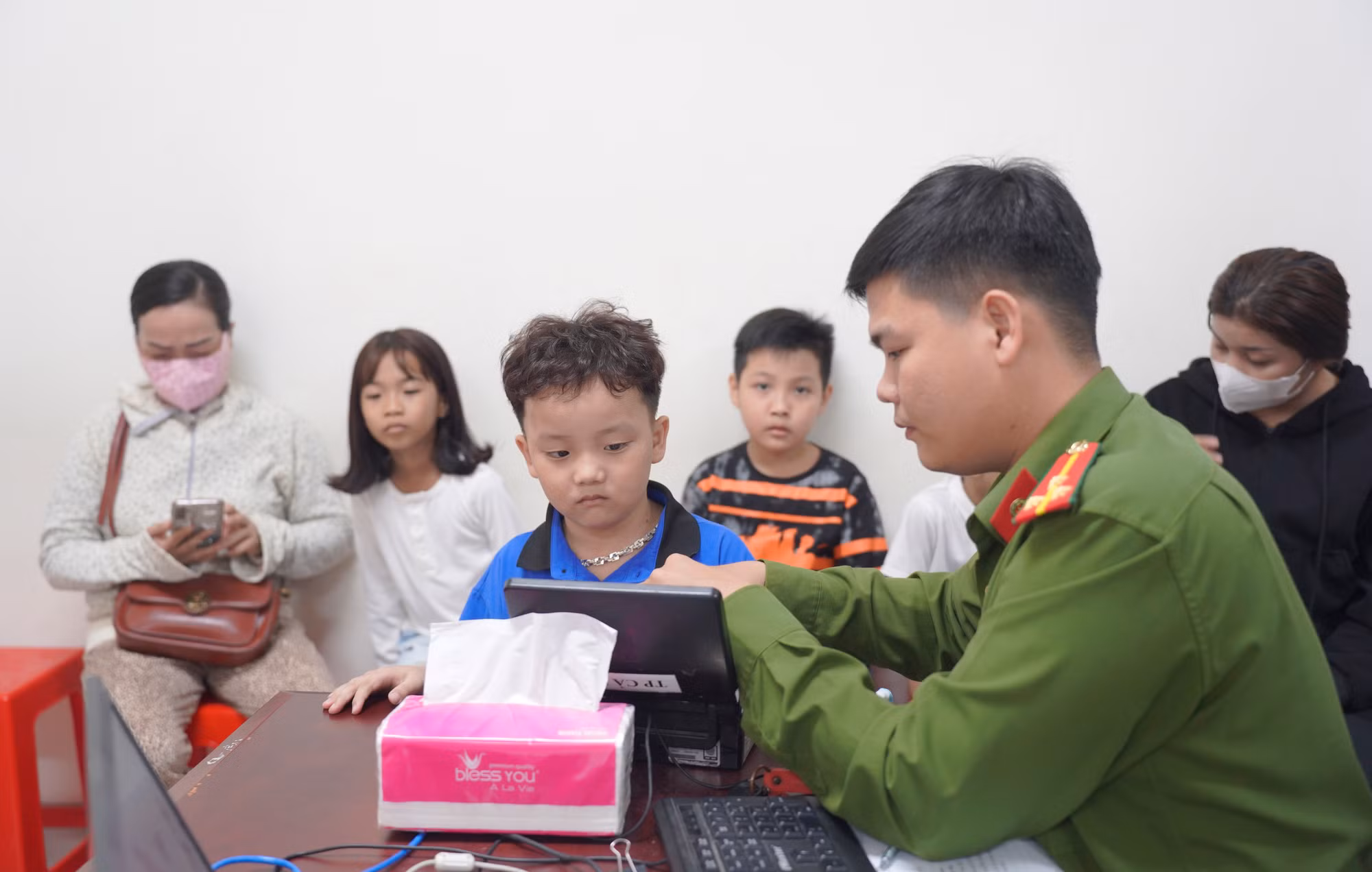 Công an phường ở Cà Mau cấp căn cước cho học sinh những ngày cuối tuần -1