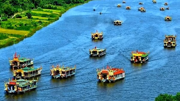 Giúp dân đắp đê ngăn lũ trái mùa cứu lúa ảnh 3