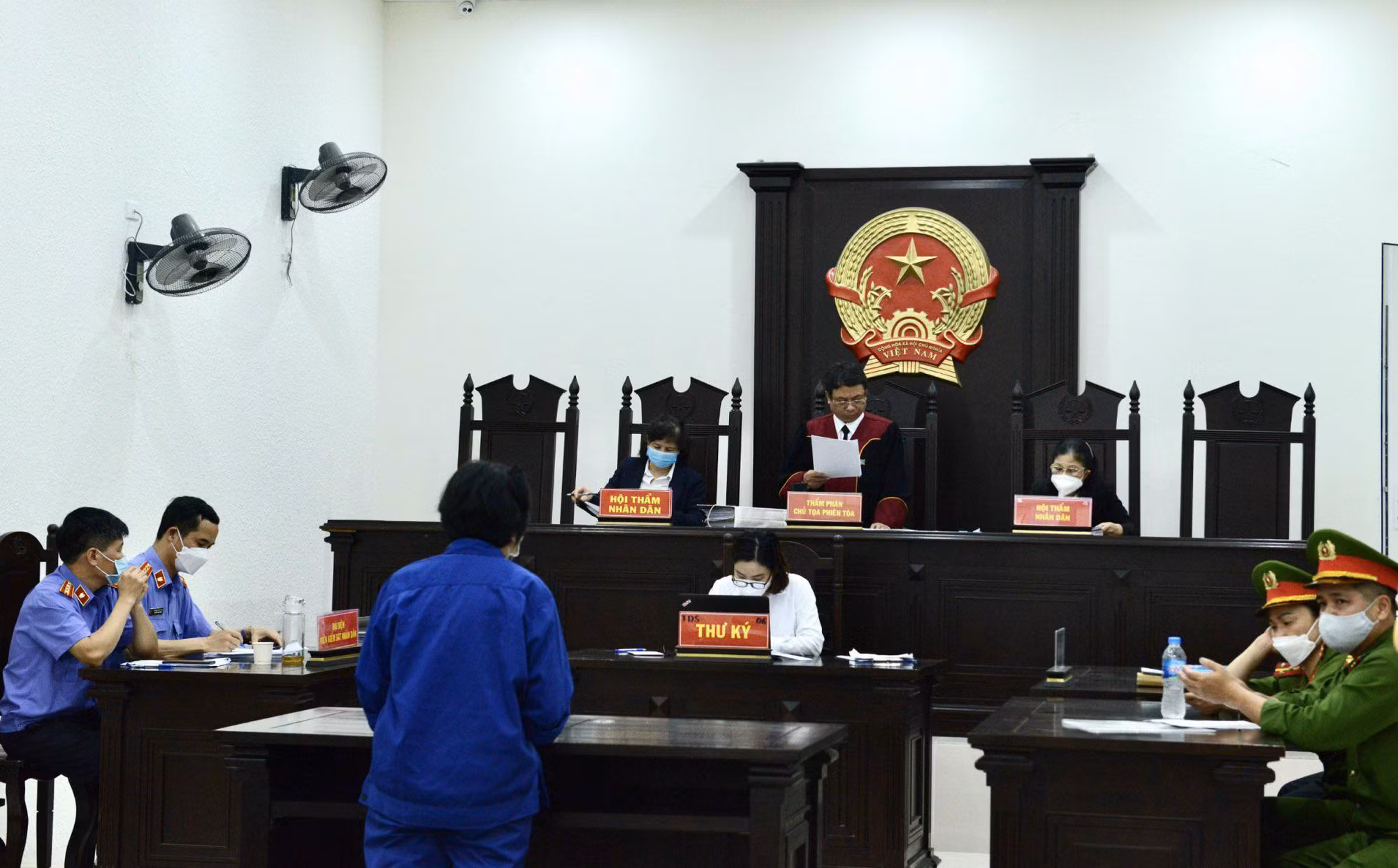 Lê Thị Thu Hương lĩnh 21 tháng tù vì tội lợi dụng các quyền tự do dân chủ -0