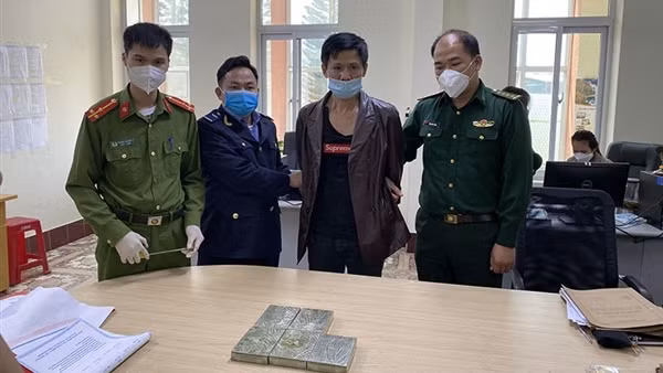Hai chú cháu vận chuyển 12 bánh heroin ảnh 2