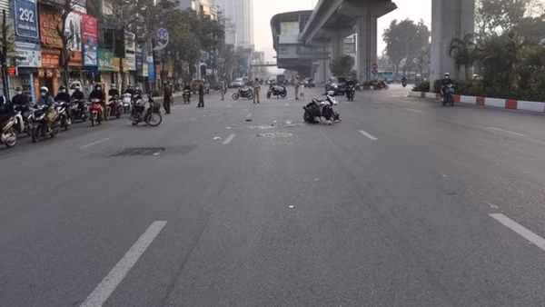 Ba mẹ con gặp nạn do va chạm với xe tải ảnh 4