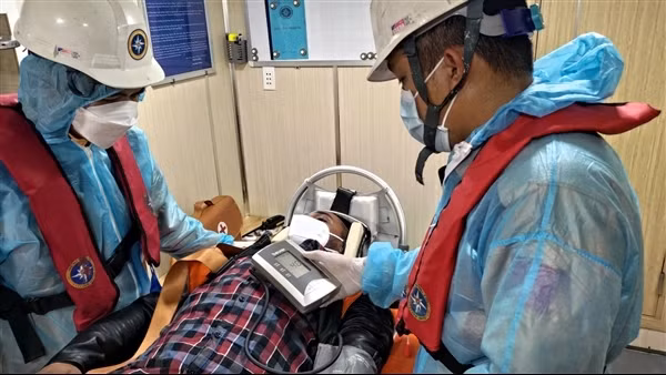 Xuyên đêm cứu nạn thủy thủ người Philippines ảnh 5