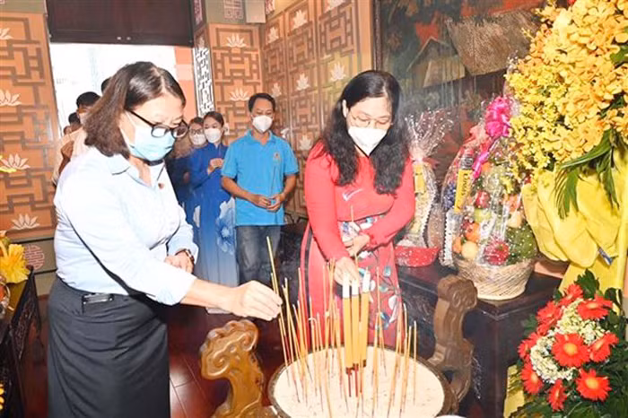 Lãnh đạo TP Hồ Chí Minh dâng hương tưởng nhớ Chủ tịch Tôn Đức Thắng -0