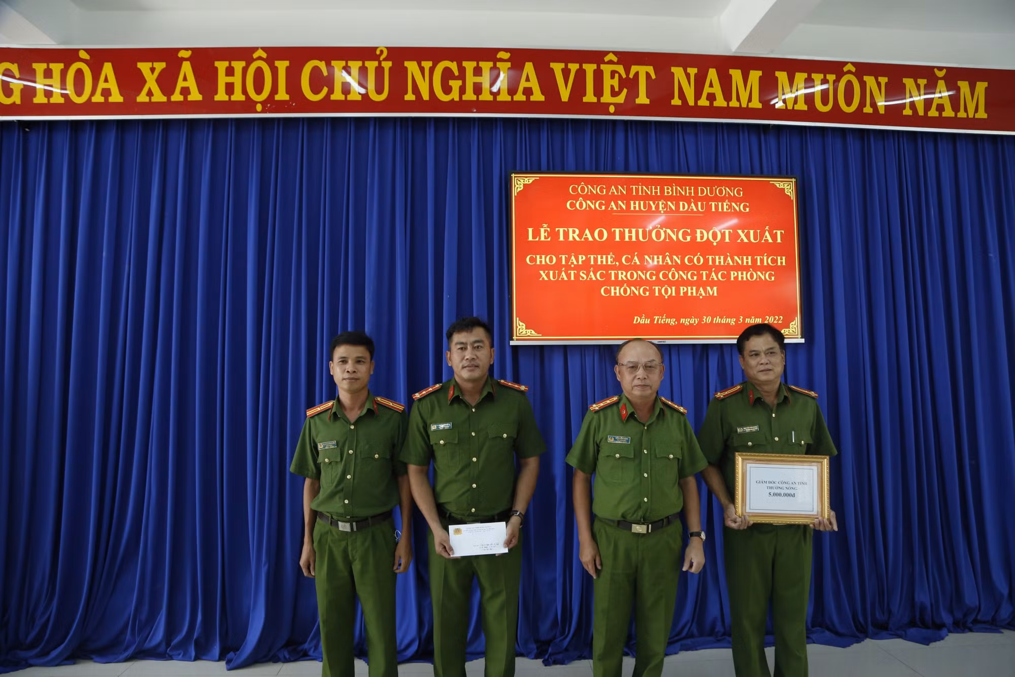 Khen thưởng vụ bắt nhóm cướp 2X chuyên phục kích phụ nữ ở đoạn đường vắng -0