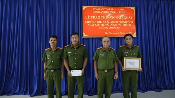 Khen thưởng vụ khám phá khu vườn cần sa 1000m2 ảnh 6
