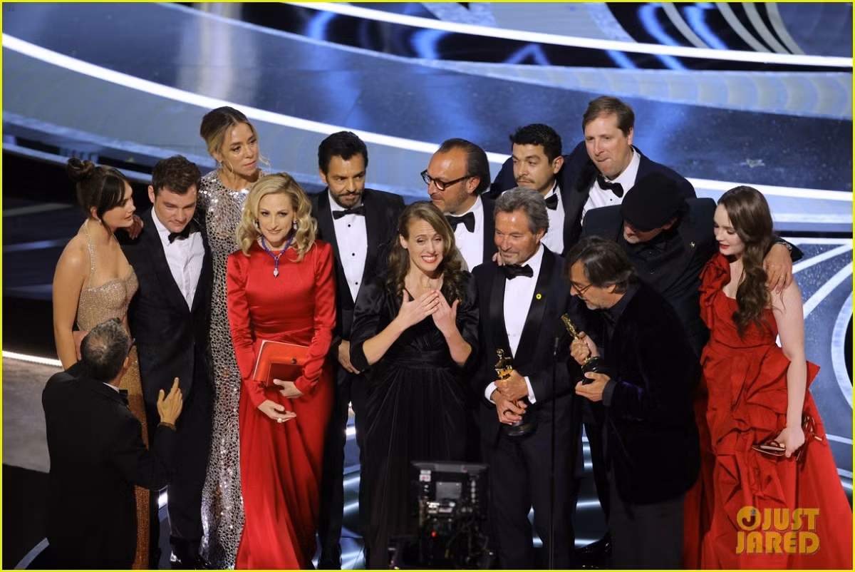 Cú tát của Will Smith và những điều “điên rồ” của Oscar 2022 -0