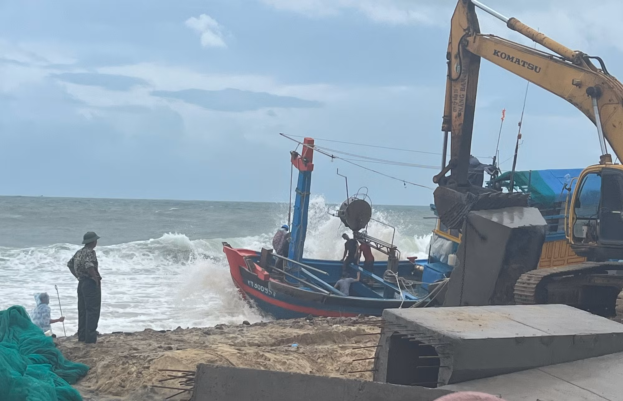 Công an, bộ đội biên phòng đến vùng thiên tai hỗ trợ ngư dân -0