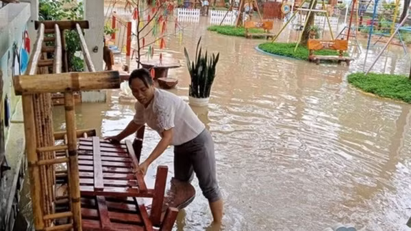 Băng qua đê, 1 thanh niên bị nước lũ trái mùa cuốn tử vong ảnh 4