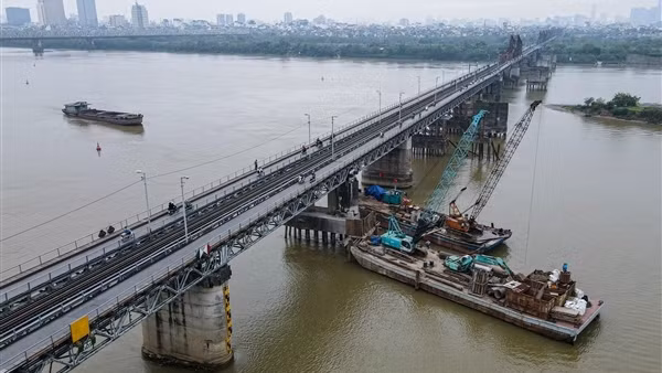 Cầu Long Biên như “tấm áo cũ”, vá chỗ này, thủng chỗ kia ảnh 2