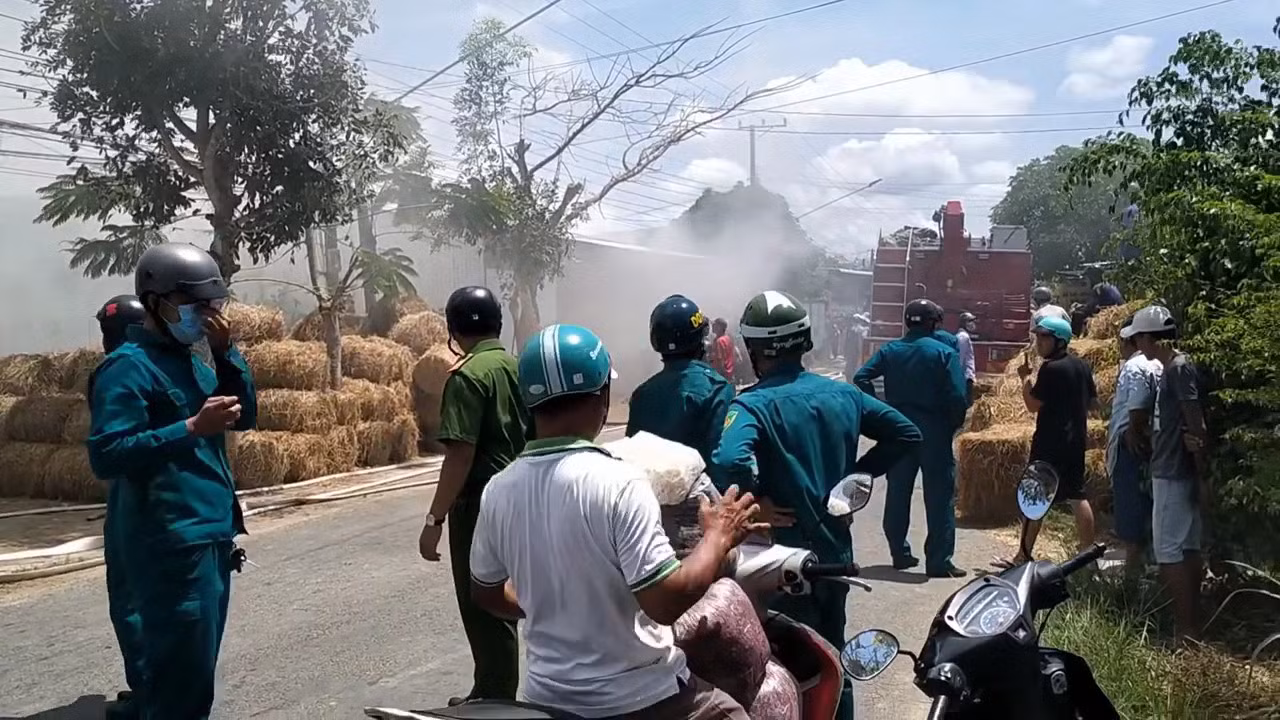 Cháy kho chứa rơm giữa trời nắng nóng -0