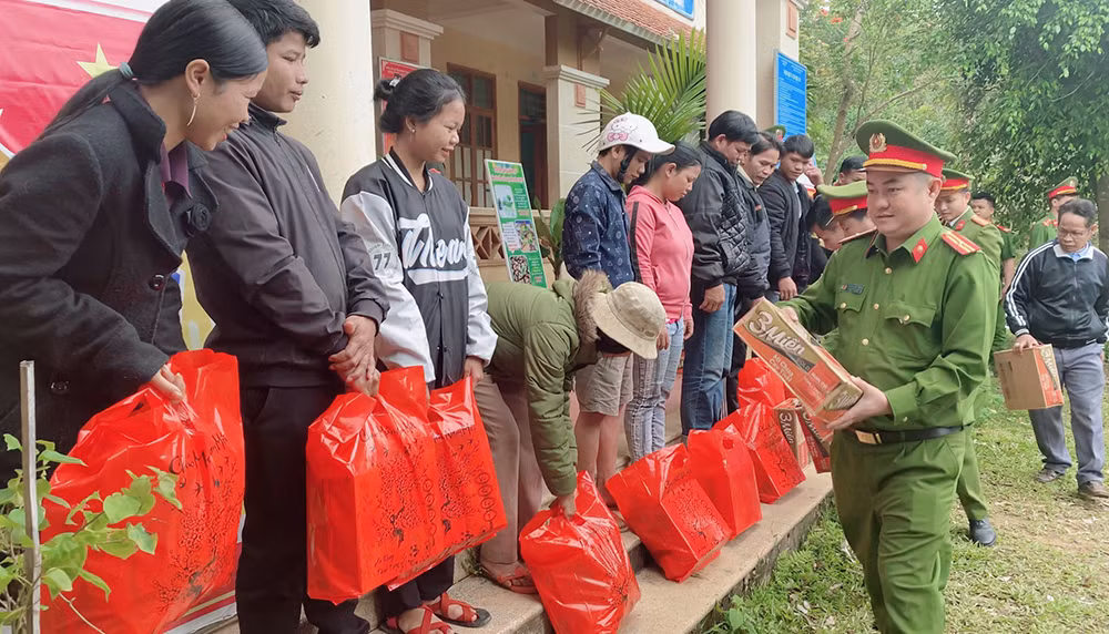 Thiếu tá Nguyễn Xuân Cường - Trưởng Công an phường Hoà Khánh Bắc tặng quà các hộ gia đình khó khăn trên địa bàn.