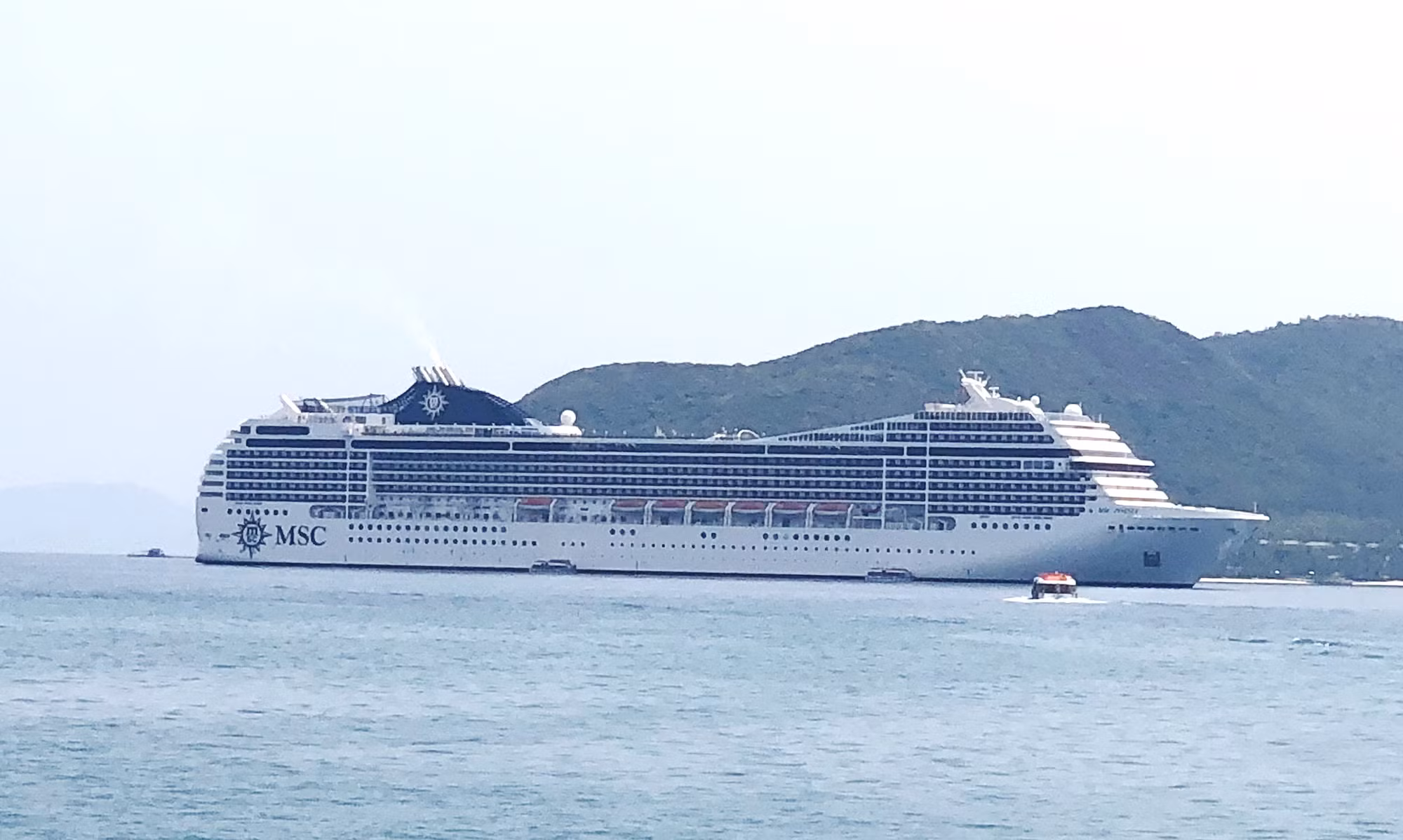 Hơn 1.000 du khách trên tàu biển du lịch quốc tế MSC Poesia tham quan Nha Trang. -0