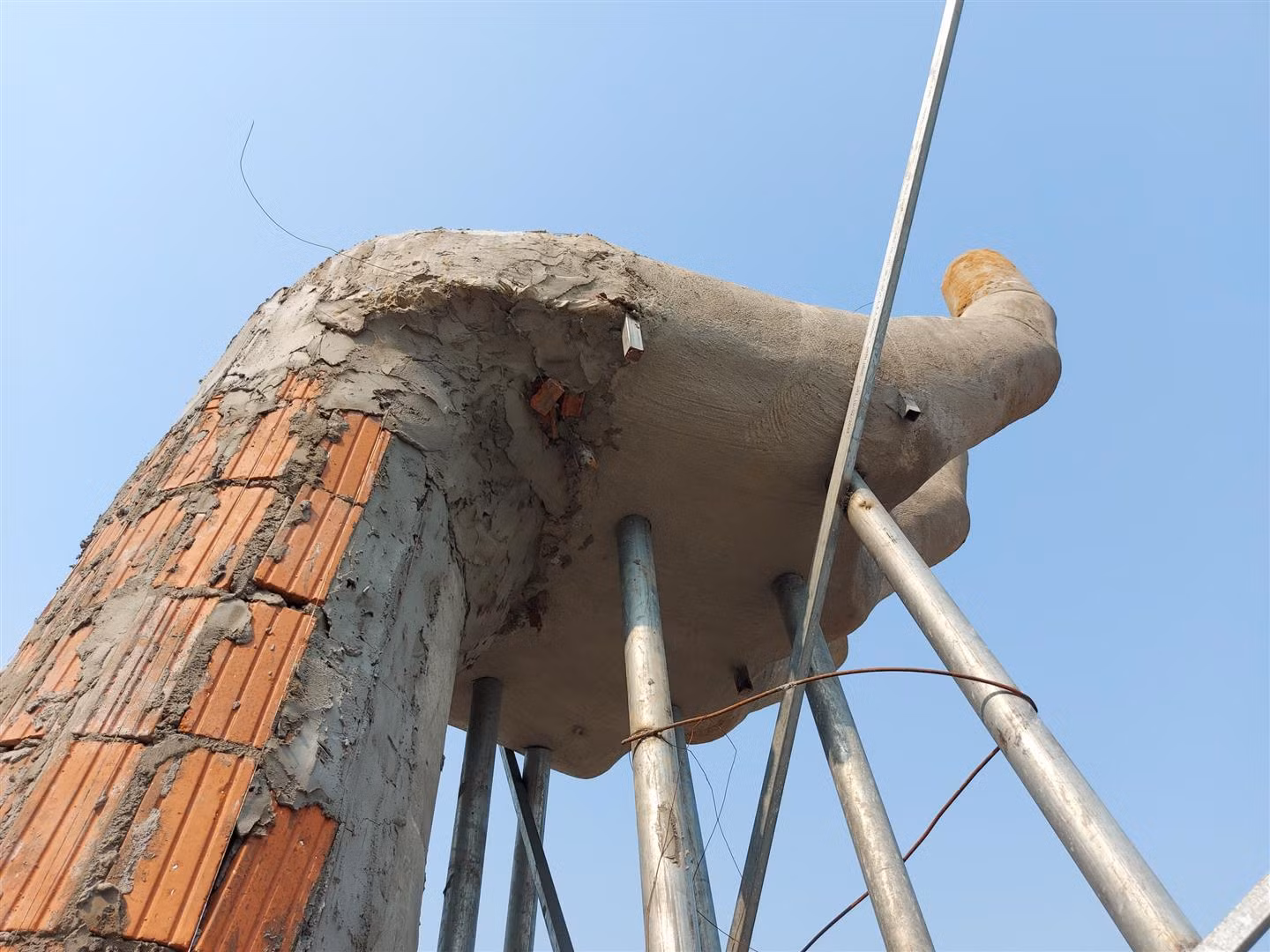 Dự án “5 cánh tay bê tông” giữa bãi biển gây xôn xao dư luận -0