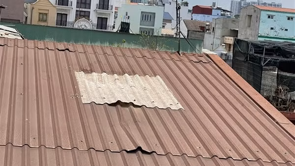 Vụ “tình địch” rơi từ mái tôn tử vong không phải là án mạng