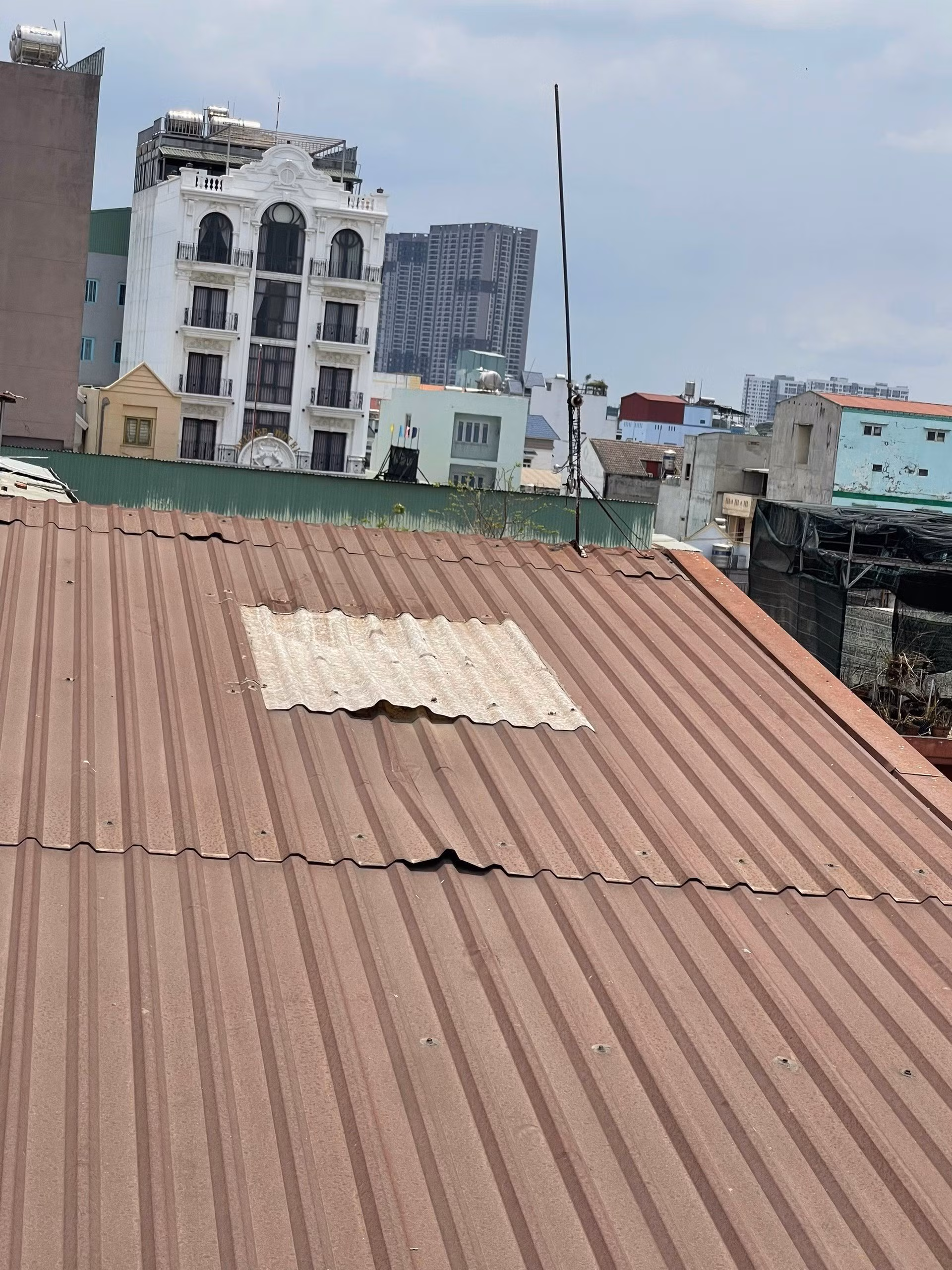 Vụ người đàn ông bị ngã từ mái tôn tử vong không phải là án mạng -0