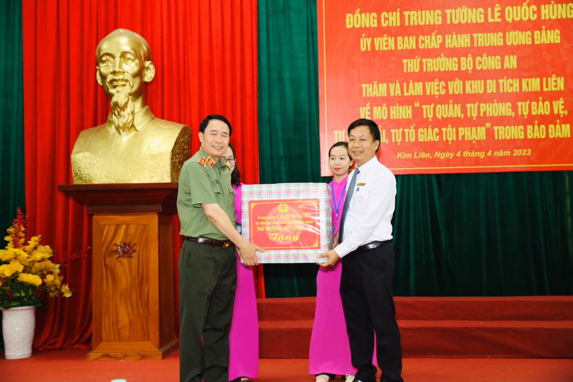 Thứ trưởng Lê Quốc Hùng làm việc tại Công an huyện Nam Đàn về xây dựng huyện điển hình về phong trào toàn dân bảo vệ ANTQ -0