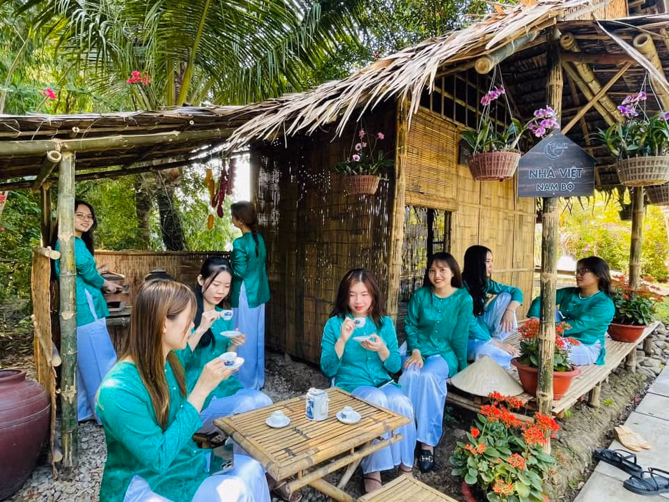 hình 1 hội chị - em sống ảo xinh xắn bên “nhà việt nam bộ”.jpg -0