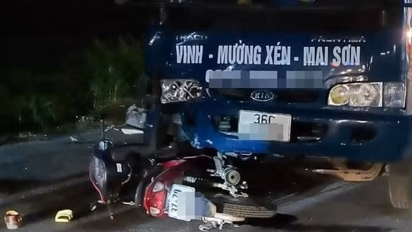 Xe máy kẹp 3 đấu đầu ô tô, 2 người tử vong