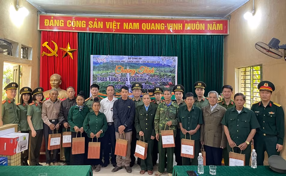 Cục Khoa học, chiến lược và lịch sử Bộ Công an tặng quà tại xã biên giới Mường Và -0