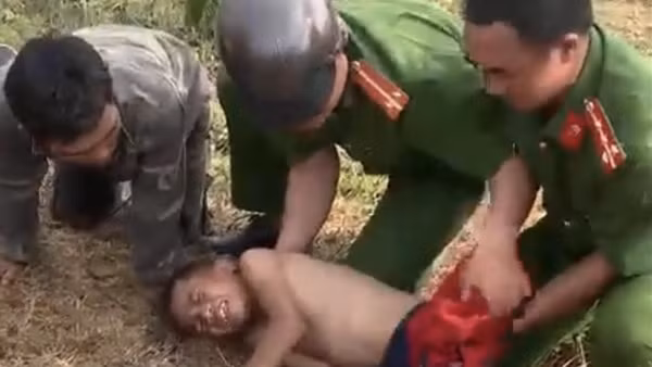 Công an xã cùng người dân kịp thời cứu sống cháu bé bị đuối nước