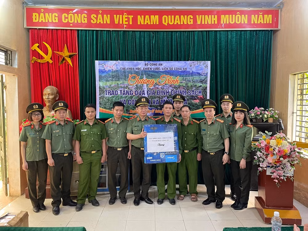 Cục Khoa học, chiến lược và lịch sử Bộ Công an tặng quà tại xã biên giới Mường Và -0