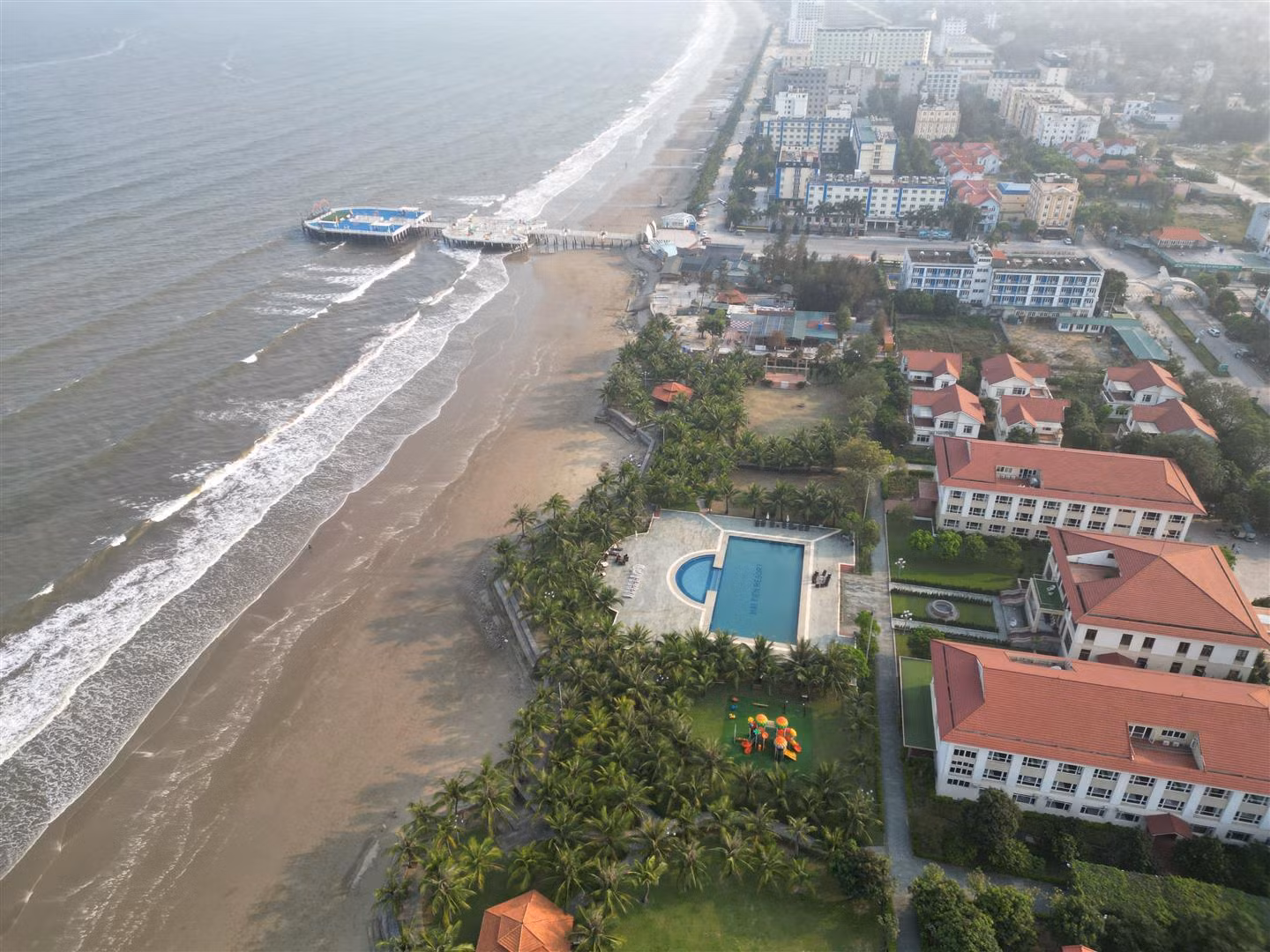 Đường bờ biển Hải Tiến bị “băm” thành nhiều khúc -0