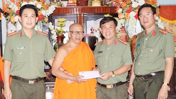 Công an các tỉnh vùng Tây Nam Bộ tặng quà, chúc Tết cổ truyền Chol Chnam Thmay