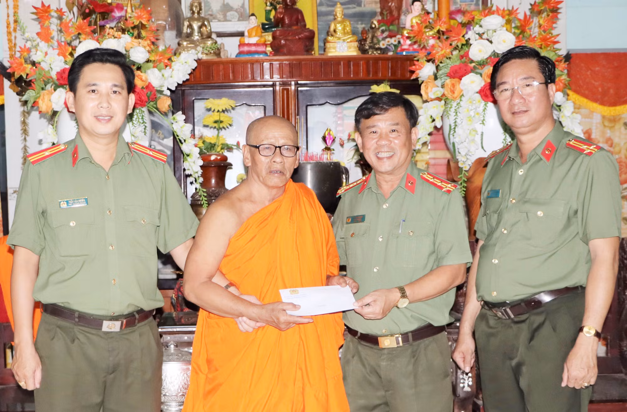 Công an tỉnh Bạc Liêu tặng quà đồng bào Khmer nhân Tết Chol Chnam Thmay -0