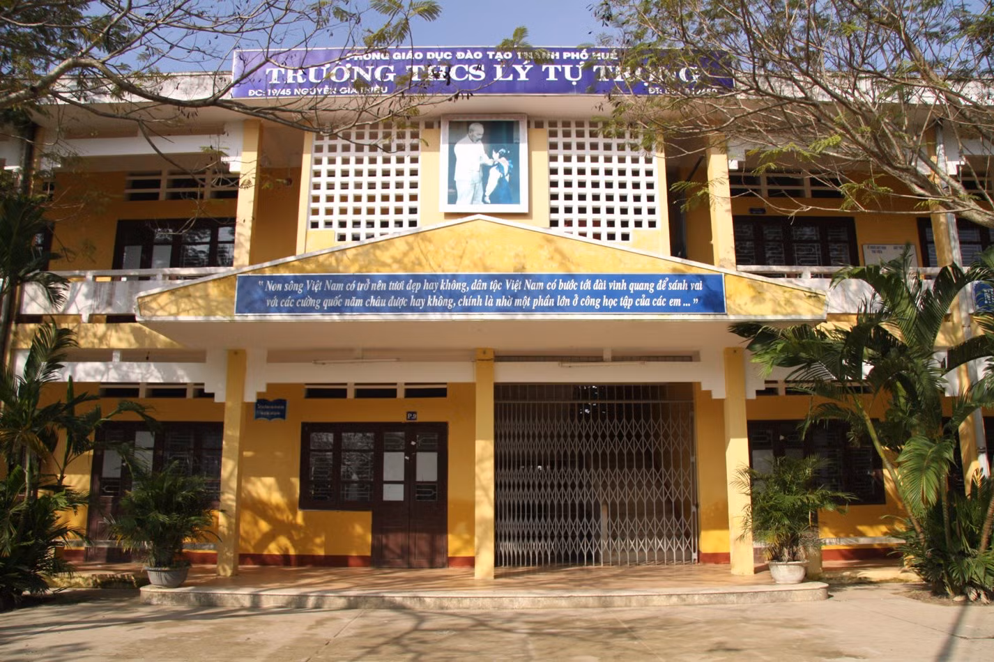Nam sinh lớp 6 tử vong trong trường học sau khi xô xát với bạn cùng lớp -0